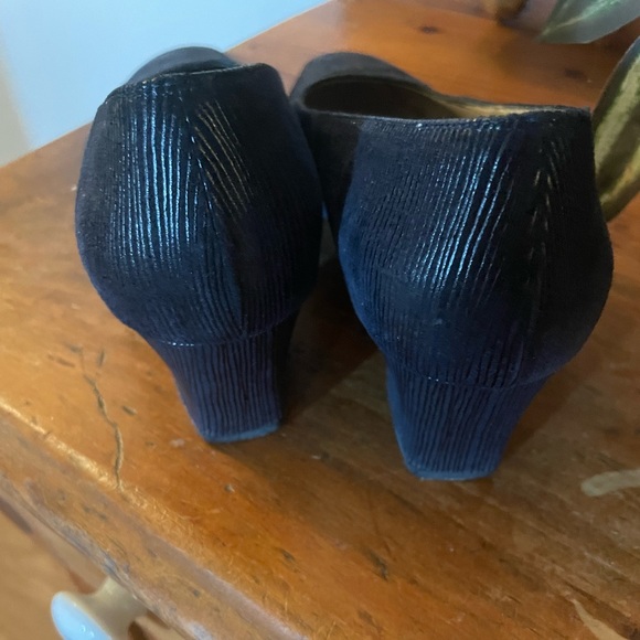 Navy Ferragamo Heels Size 6.5 - Picture 3 of 7